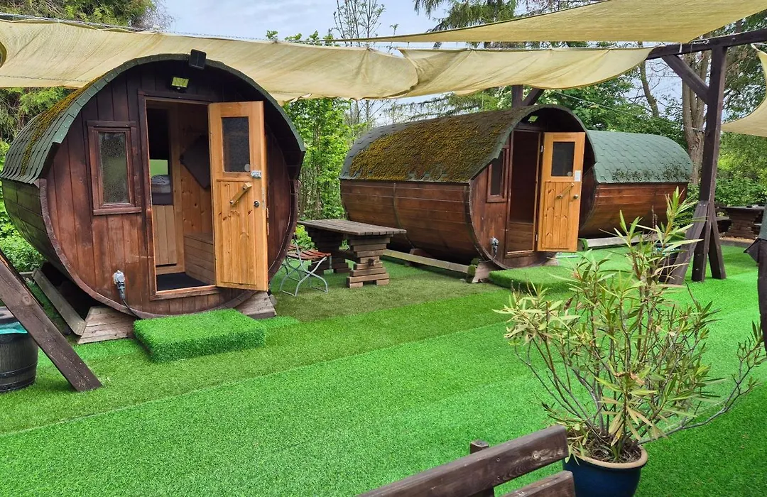 Mini Hotel Übernachten Im Gurkenfass-1
